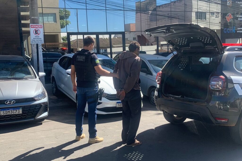 acusado-de-enforcar,-bater-e-ameacar-a-propria-mae-e-preso-no-entorno