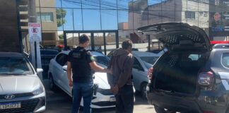 acusado-de-enforcar,-bater-e-ameacar-a-propria-mae-e-preso-no-entorno