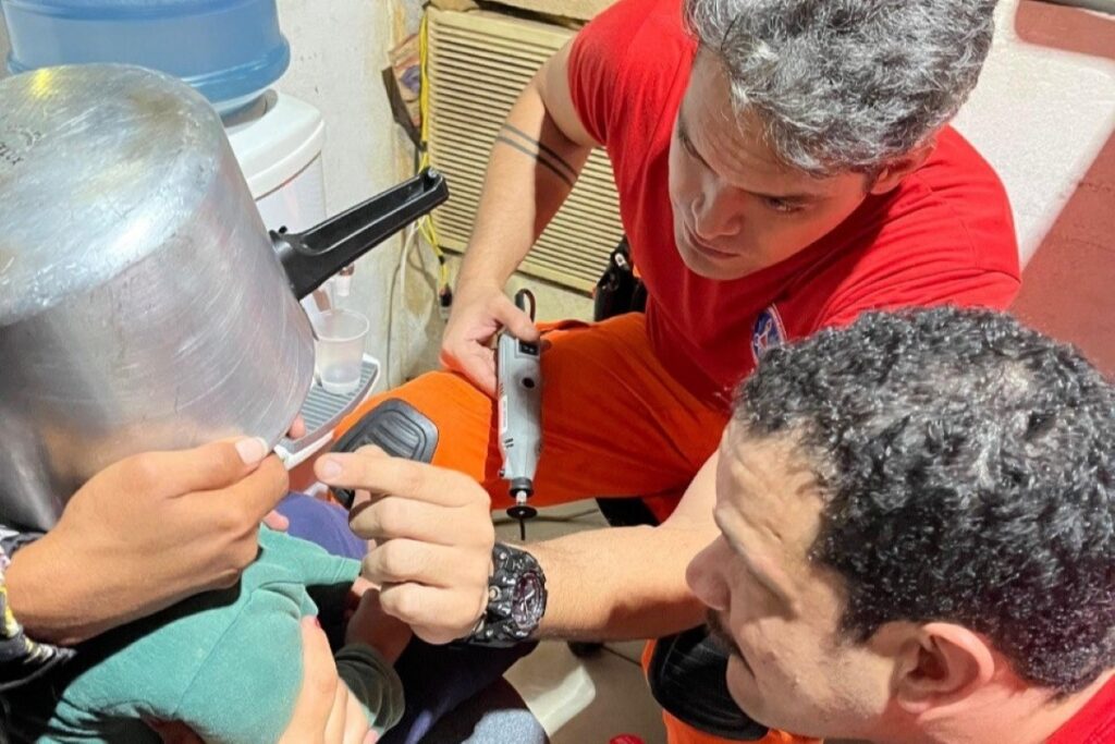 sufoco:-crianca-passa-mais-de-uma-hora-com-cabeca-presa-em-panela