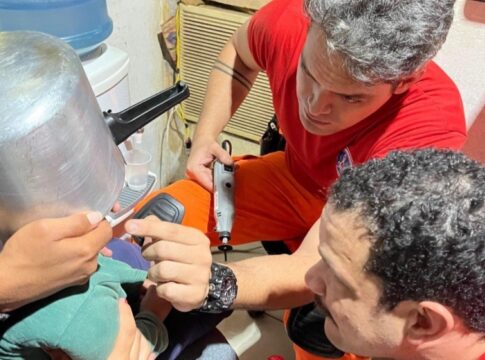 sufoco:-crianca-passa-mais-de-uma-hora-com-cabeca-presa-em-panela