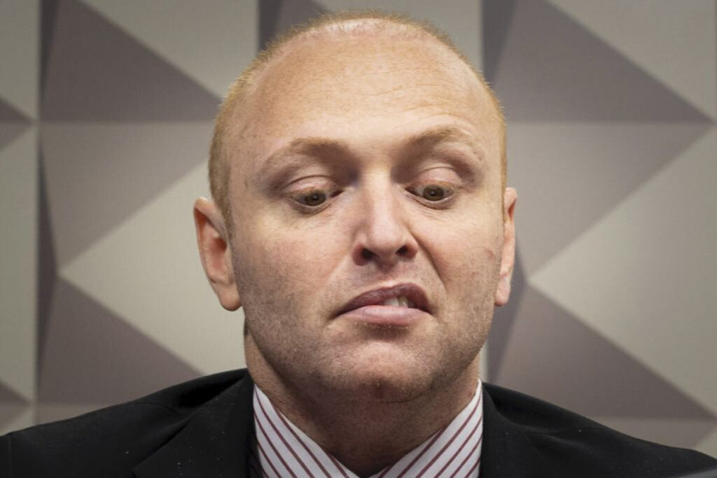 condenado-com-zambelli,-hacker-joga-bola-com-robinho-na-cadeia