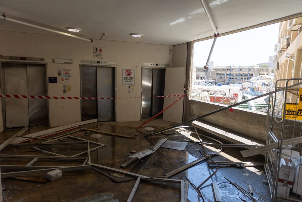 video-mostra-panico-em-hospital-de-israel-apos-ataque-do-ira.-veja