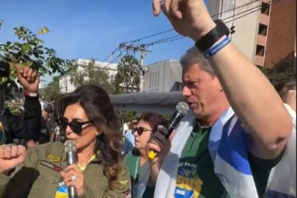 tarcisio-e-nunes-posam-com-bandeira-de-israel-na-marcha-para-jesus
