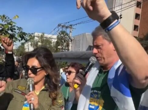 tarcisio-e-nunes-posam-com-bandeira-de-israel-na-marcha-para-jesus