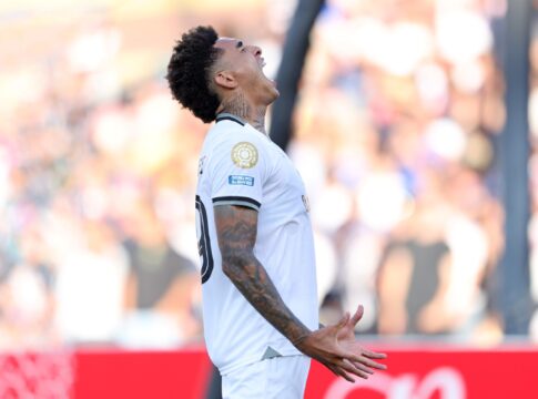 botafogo-abre-o-placar-contra-o-psg-com-golaco-de-igor-jesus;-siga