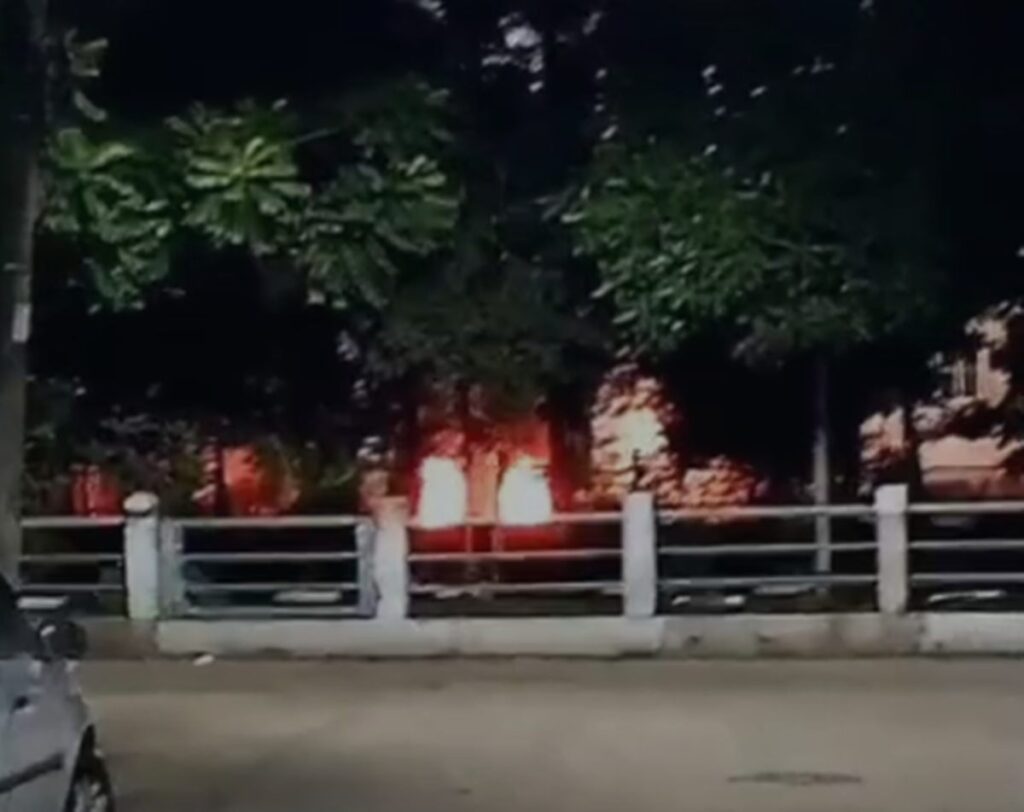 video:-guerra-entre-cv-e-milicia-incendeia-ponte-e-aterroriza-favela