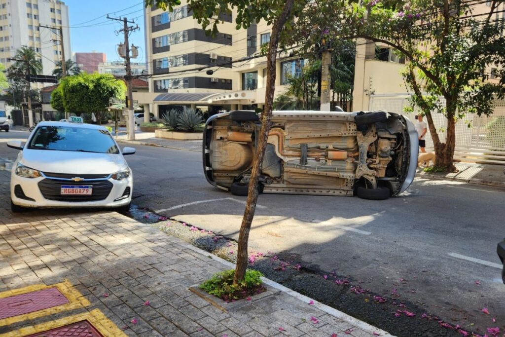 video:-motorista-bate-em-taxi,-capota-carro-e-foge-na-zona-sul-de-sp