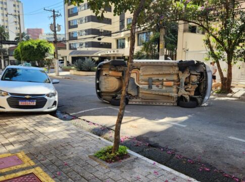 video:-motorista-bate-em-taxi,-capota-carro-e-foge-na-zona-sul-de-sp