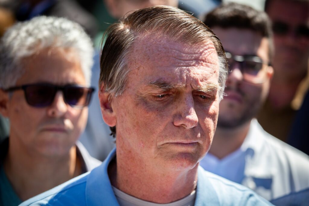 com-vomitos-e-solucos,-bolsonaro-passa-por-exames-em-hospital-do-df