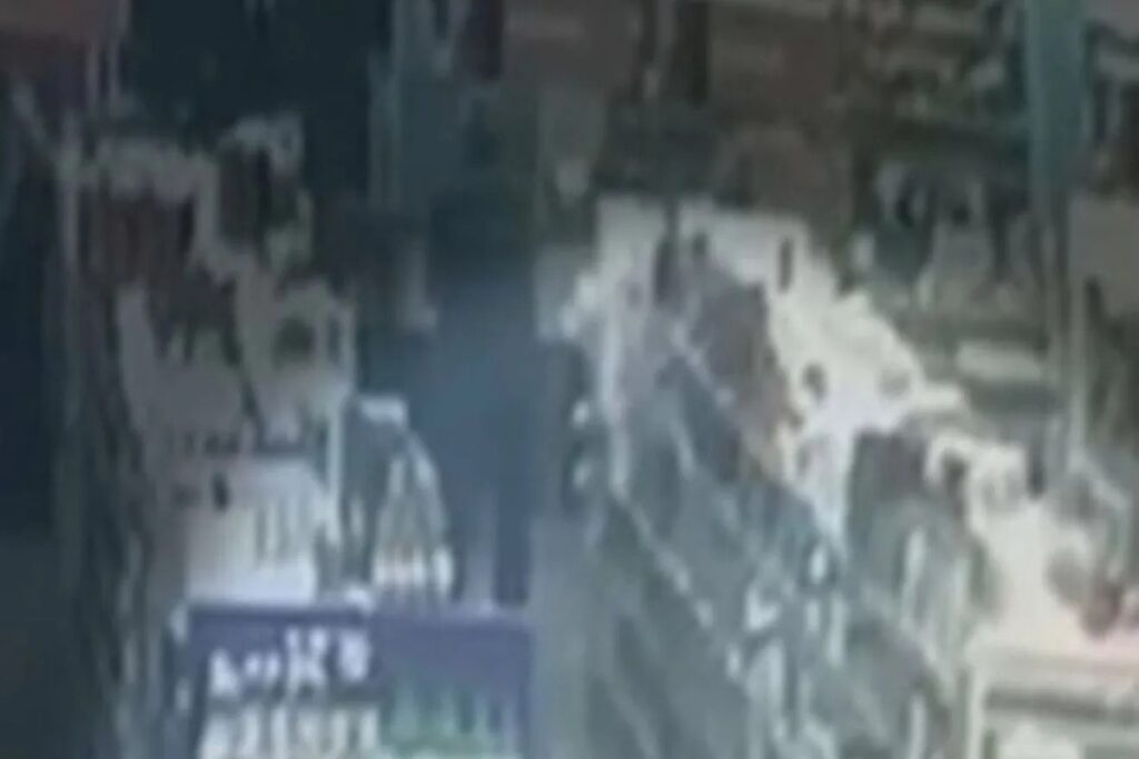 video:-atendente-de-farmacia-e-flagrado-beijando-menina-de-6-anos