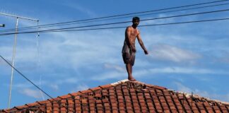df:-atras-da-ex,-homem-sobe-em-casa-e-atira-telhas-na-pm.-video