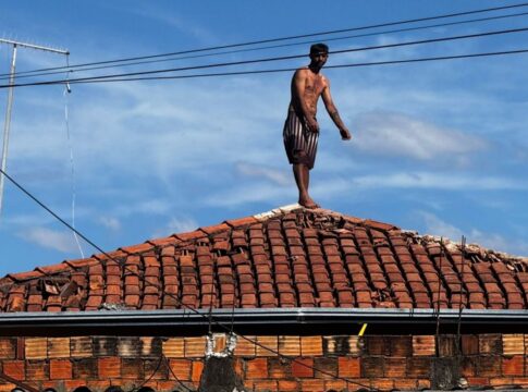 df:-atras-da-ex,-homem-sobe-em-casa-e-atira-telhas-na-pm.-video