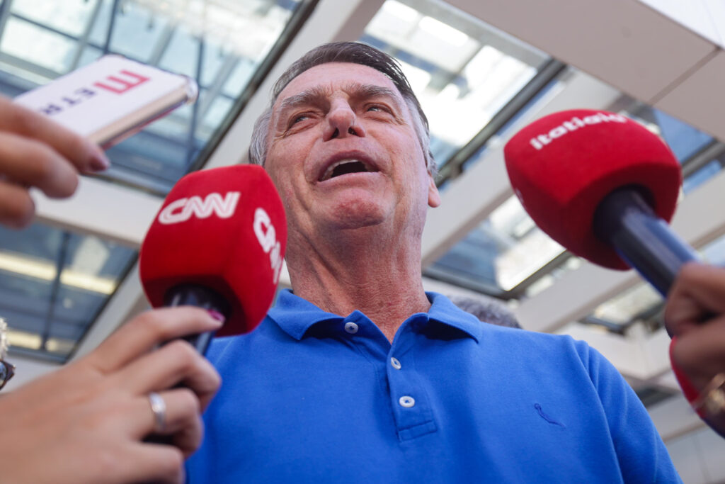 video:-bolsonaro-mostra-cicatrizes-na-barriga-ao-deixar-hospital-no-df