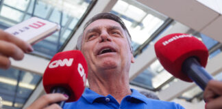 video:-bolsonaro-mostra-cicatrizes-na-barriga-ao-deixar-hospital-no-df