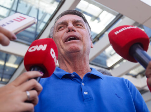 video:-bolsonaro-mostra-cicatrizes-na-barriga-ao-deixar-hospital-no-df