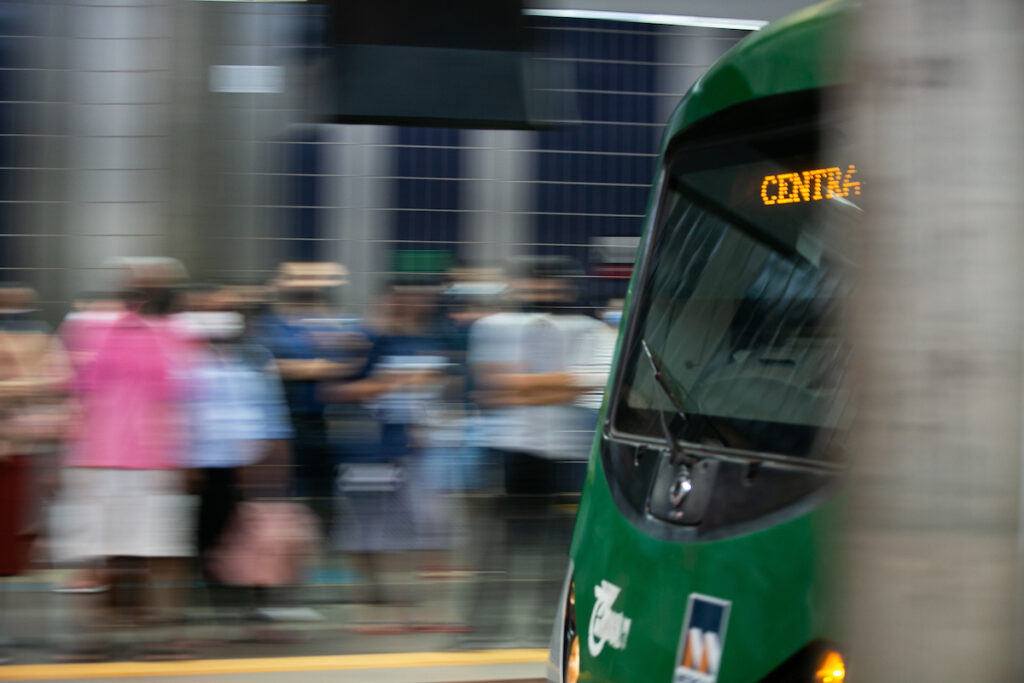 principio-de-incendio-assusta-passageiros-e-trem-do-metro-e-evacuado