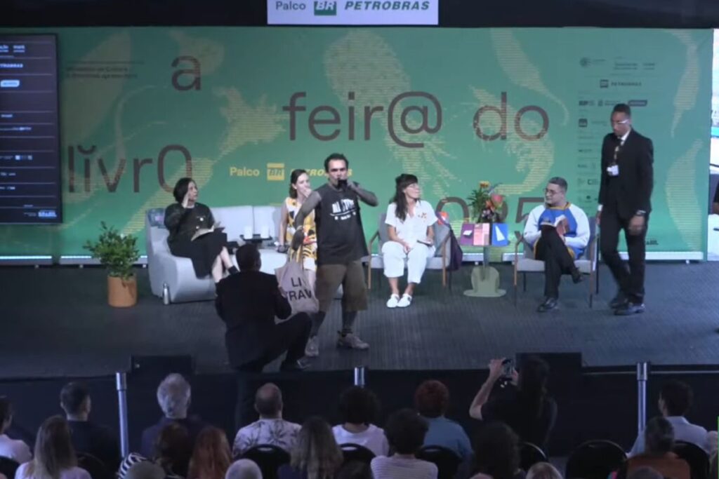 homem-invade-palco-e-interrompe-mesa-com-marina-lima-na-feira-do-livro