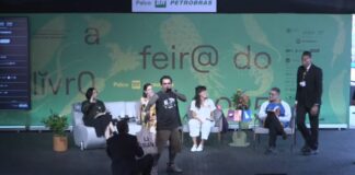 homem-invade-palco-e-interrompe-mesa-com-marina-lima-na-feira-do-livro