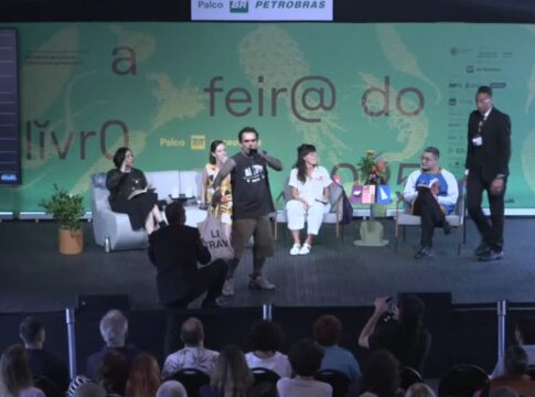 homem-invade-palco-e-interrompe-mesa-com-marina-lima-na-feira-do-livro