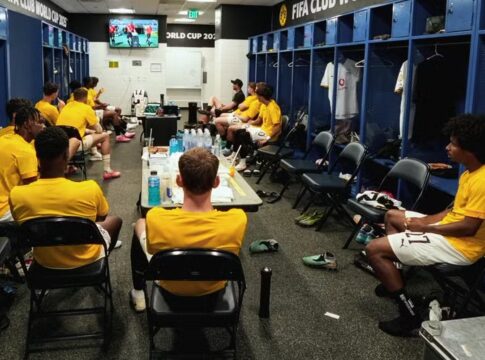 reservas-do-borussia-assistem-1o-tempo-no-vestiario-por-causa-do-calor