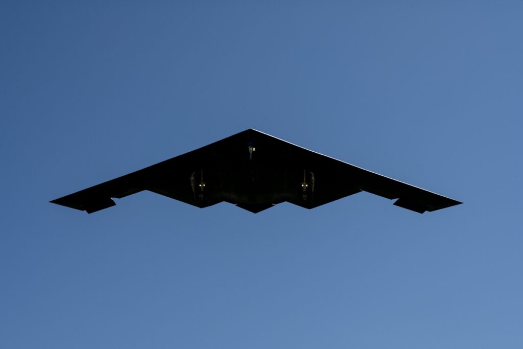 “avioes-invisiveis”:-eua-teriam-usado-bombardeiros-b-2-em-ataque-ao-ira