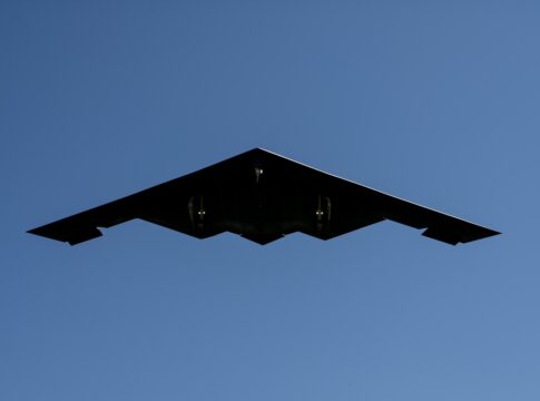 “avioes-invisiveis”:-eua-teriam-usado-bombardeiros-b-2-em-ataque-ao-ira