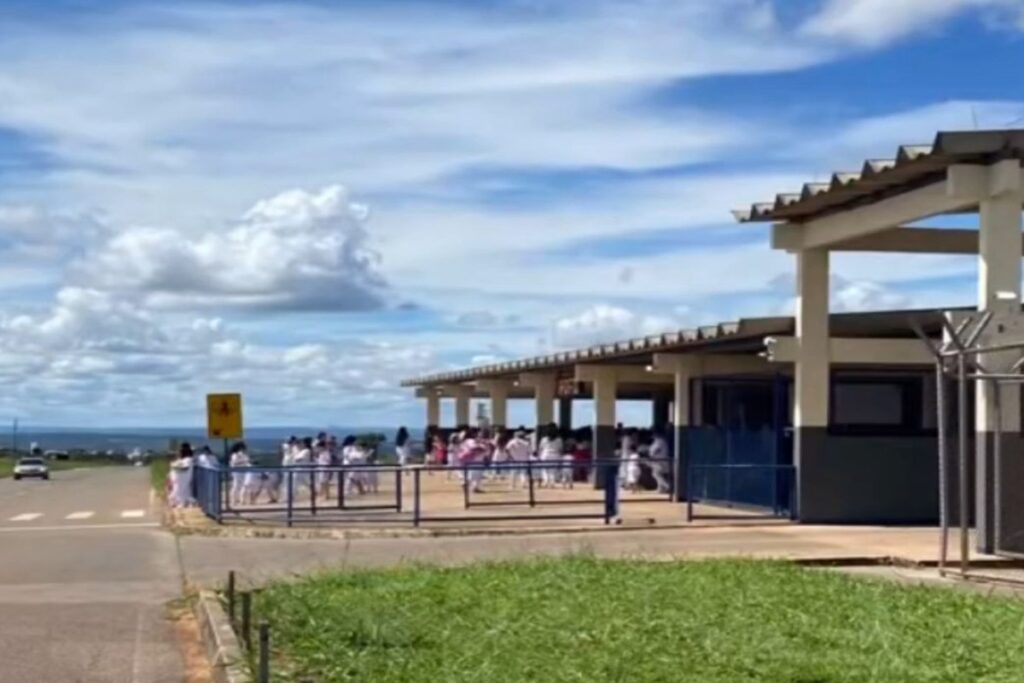 “meu-preso”:-mulher-viraliza-com-“arrume-se-comigo”-para-ir-a-papuda