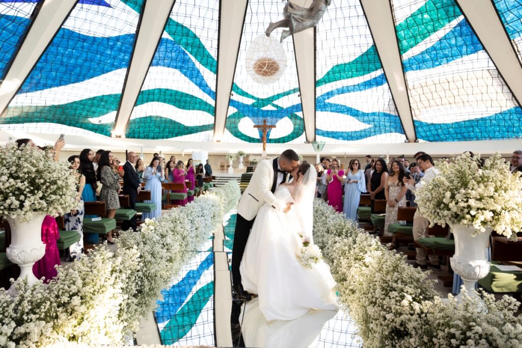 larissa-borges-e-ryan-ashe-trocam-aliancas-na-catedral-de-brasilia