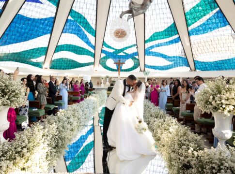 larissa-borges-e-ryan-ashe-trocam-aliancas-na-catedral-de-brasilia