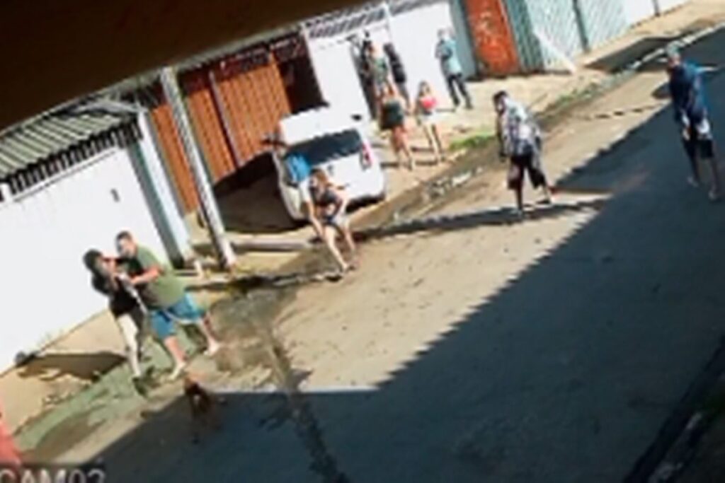 video:-homem-tenta-matar-ex-namorada-a-facadas-apos-discussao