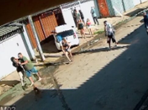 video:-homem-tenta-matar-ex-namorada-a-facadas-apos-discussao
