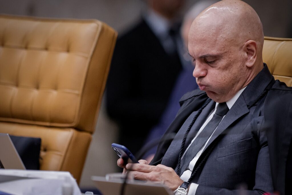 moraes-acha-que-bolsonaro-acabou-com-a-vida-dele,-diz-cid-em-mensagem