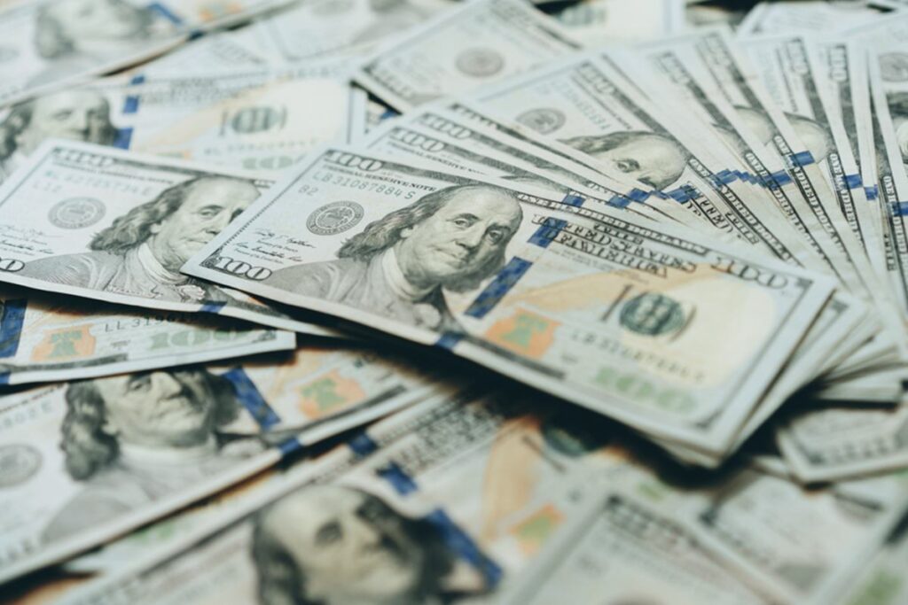 dolar-abre-em-alta-com-o-mundo-a-espera-de-resposta-do-ira-aos-eua