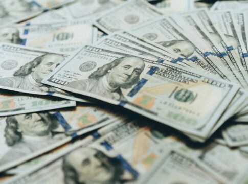 dolar-abre-em-alta-com-o-mundo-a-espera-de-resposta-do-ira-aos-eua
