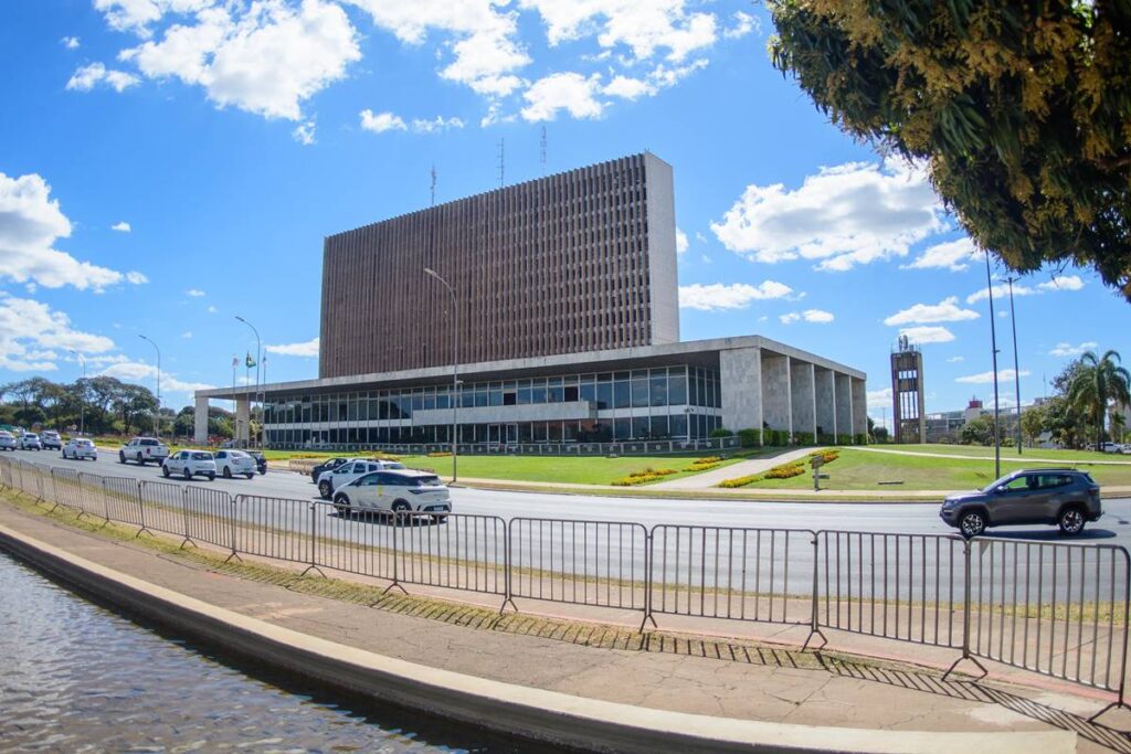 palacio-do-buriti-e-cercado-por-grades-antes-do-protesto-de-servidores