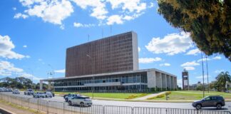 palacio-do-buriti-e-cercado-por-grades-antes-do-protesto-de-servidores