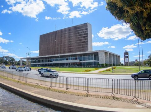 palacio-do-buriti-e-cercado-por-grades-antes-do-protesto-de-servidores