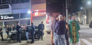 medica-ataca-crianca-de-2-anos-e-familia-com-spray-de-pimenta-em-missa