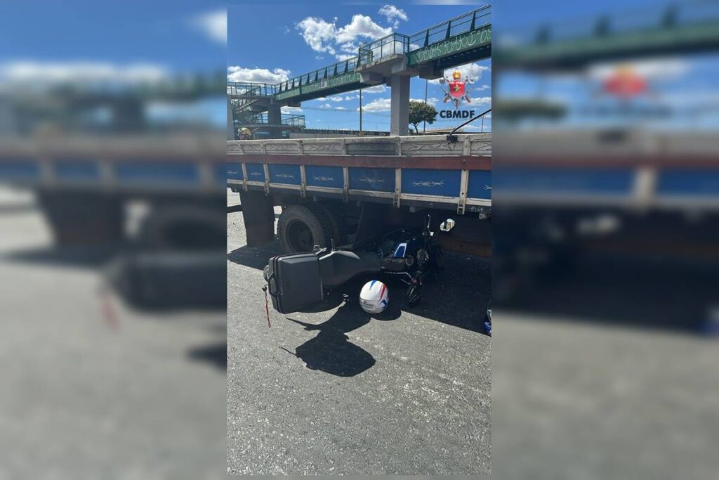 moto-vai-parar-embaixo-de-caminhao-apos-acidente-em-via-do-df