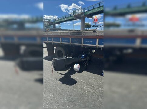 moto-vai-parar-embaixo-de-caminhao-apos-acidente-em-via-do-df