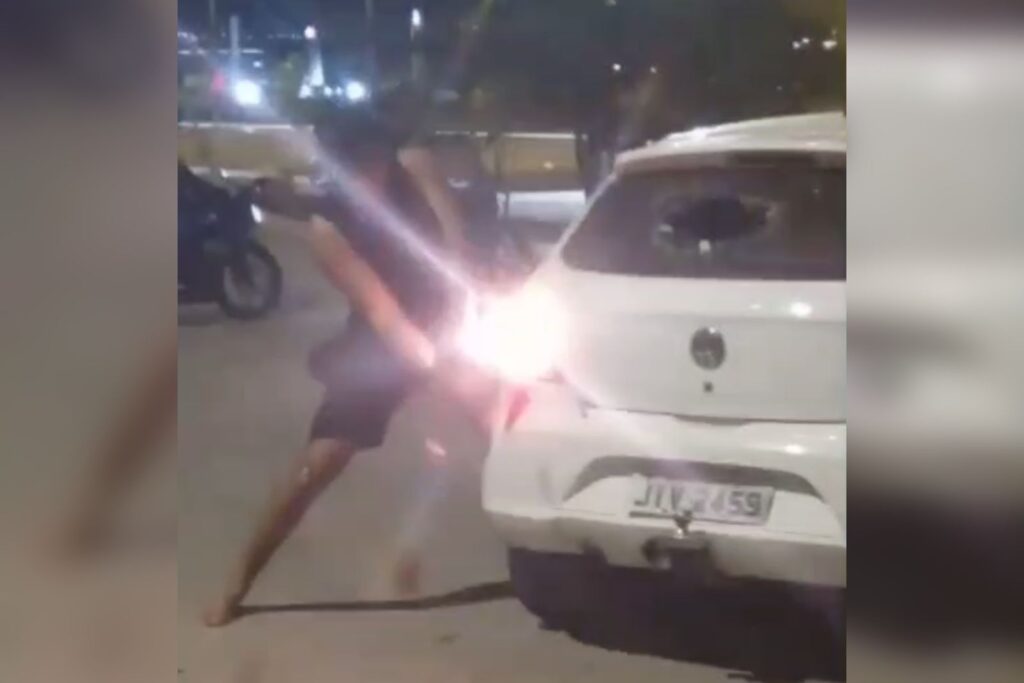 em-furia,-homem-destroi-o-proprio-carro-ao-ser-parado-em-blitz.-video