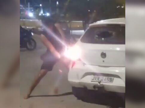em-furia,-homem-destroi-o-proprio-carro-ao-ser-parado-em-blitz.-video