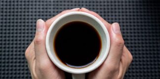 sal-no-cafe:-ciencia-explica-beneficios-da-combinacao-inusitada