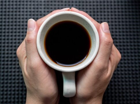 sal-no-cafe:-ciencia-explica-beneficios-da-combinacao-inusitada