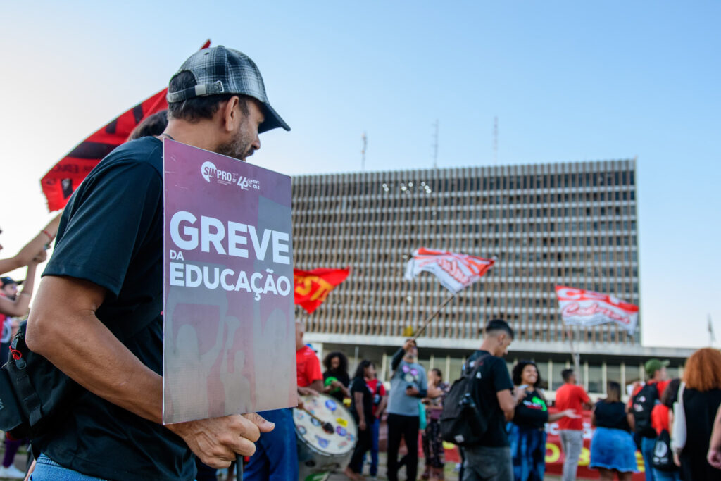 “forca,-uniao-e-disposicao-para-lutar”,-diz-servidor-em-ato-no-buriti