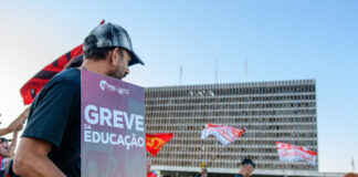 “forca,-uniao-e-disposicao-para-lutar”,-diz-servidor-em-ato-no-buriti