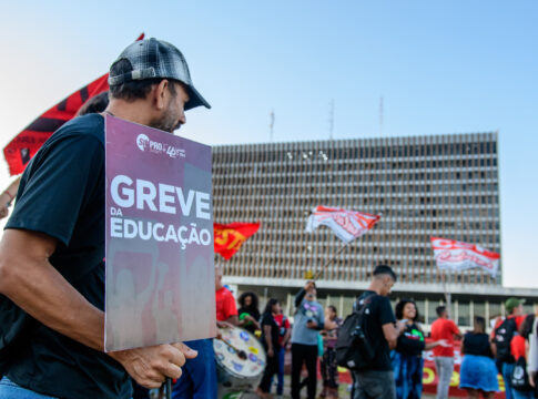 “forca,-uniao-e-disposicao-para-lutar”,-diz-servidor-em-ato-no-buriti