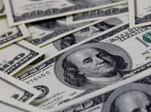 dolar-cai-para-r$-5,50-apos-retaliacao-do-ira-a-bases-americanas