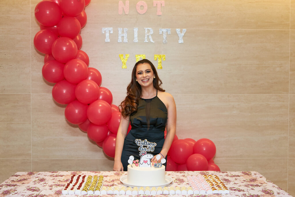 noite-de-pizza:-amanda-faviero-celebra-29-anos-cercada-de-familiares