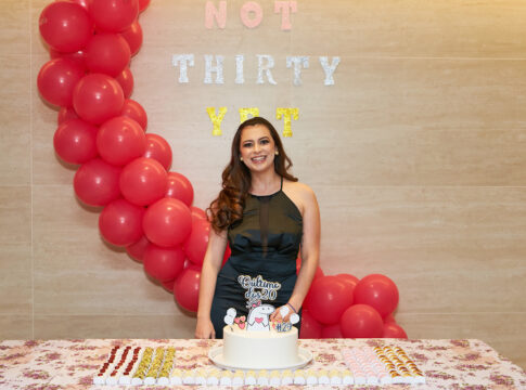 noite-de-pizza:-amanda-faviero-celebra-29-anos-cercada-de-familiares